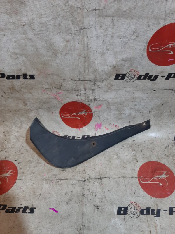 Брызговик правый задний NISSAN DUALIS KNJ10 2 ракурс