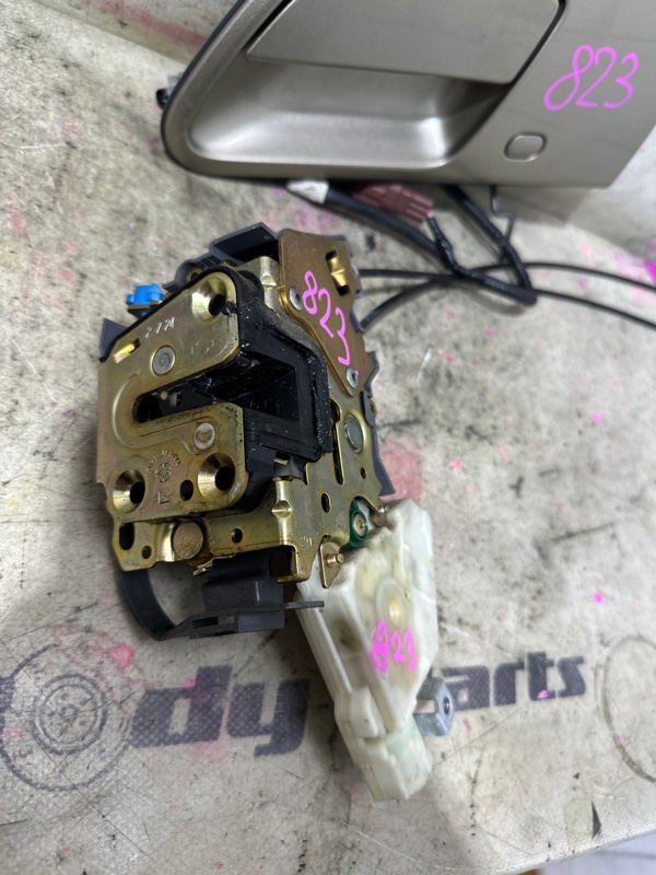 Ручка двери левая передняя NISSAN ELGRAND NE51 2 ракурс