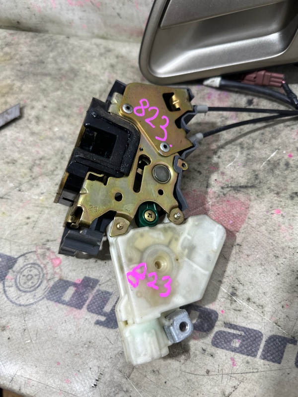 Ручка двери левая передняя NISSAN ELGRAND NE51 3 ракурс