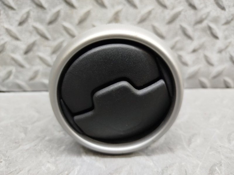 Дуйки правые передние NISSAN DUALIS J10 MR20DE 68760 JD10A 1 ракурс