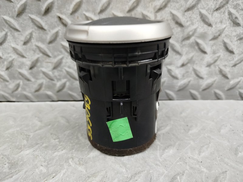 Дуйки правые передние NISSAN DUALIS J10 MR20DE 68760 JD10A 3 ракурс