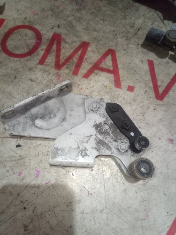 Ролик двери левый задний NISSAN ELGRAND ME51 VQ25DE 82421WL000, 82401WL600, 82411WL200 4 ракурс