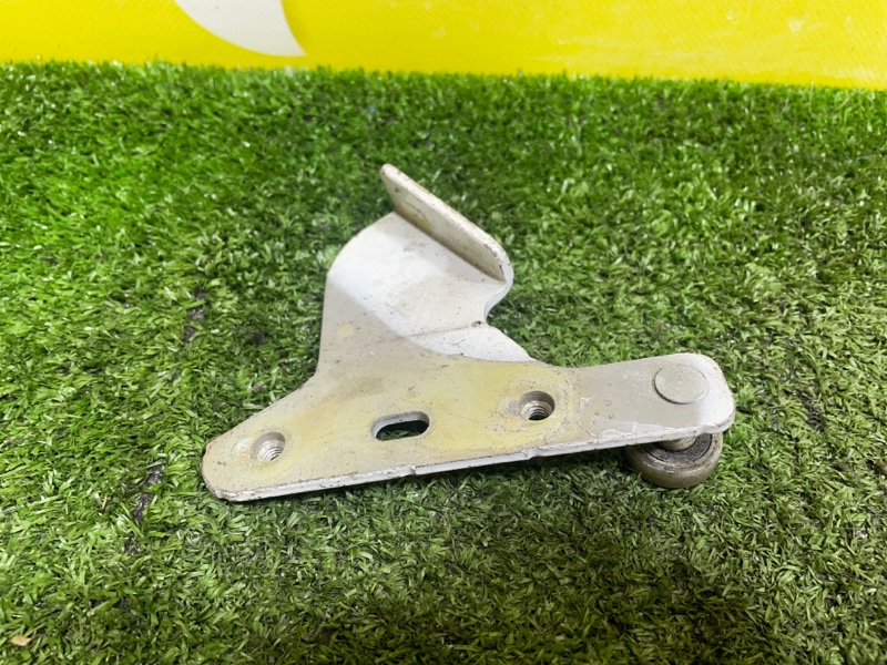 Ролик раздвижной двери левый NISSAN ELGRAND NE51 3 ракурс