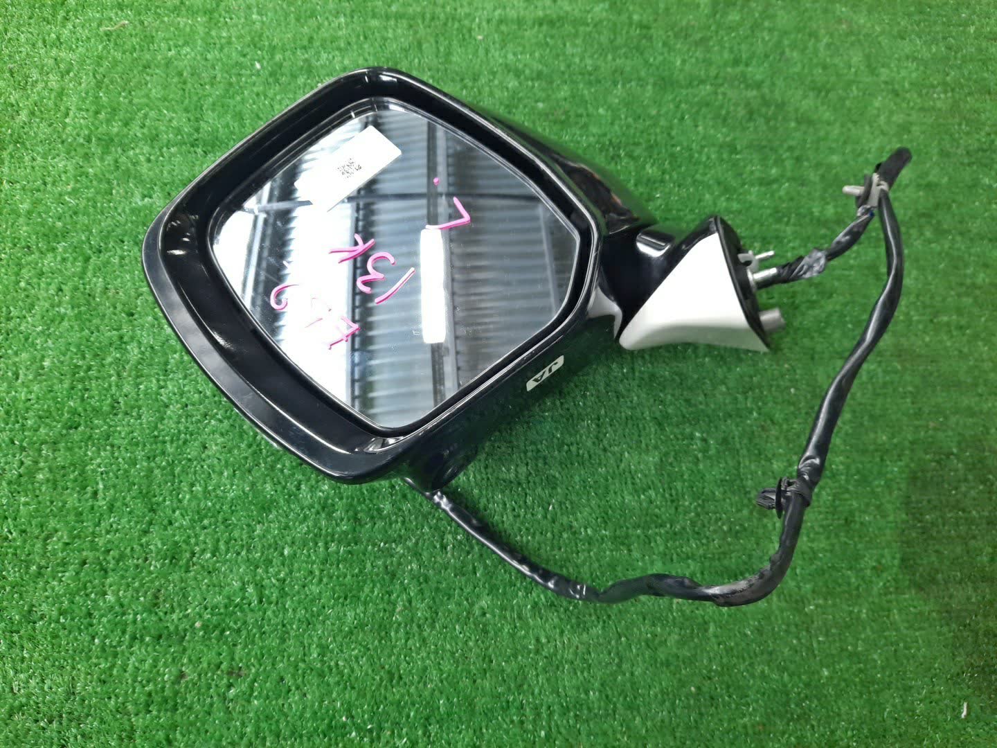 Зеркало левое переднее NISSAN ELGRAND E52 13K 2 ракурс