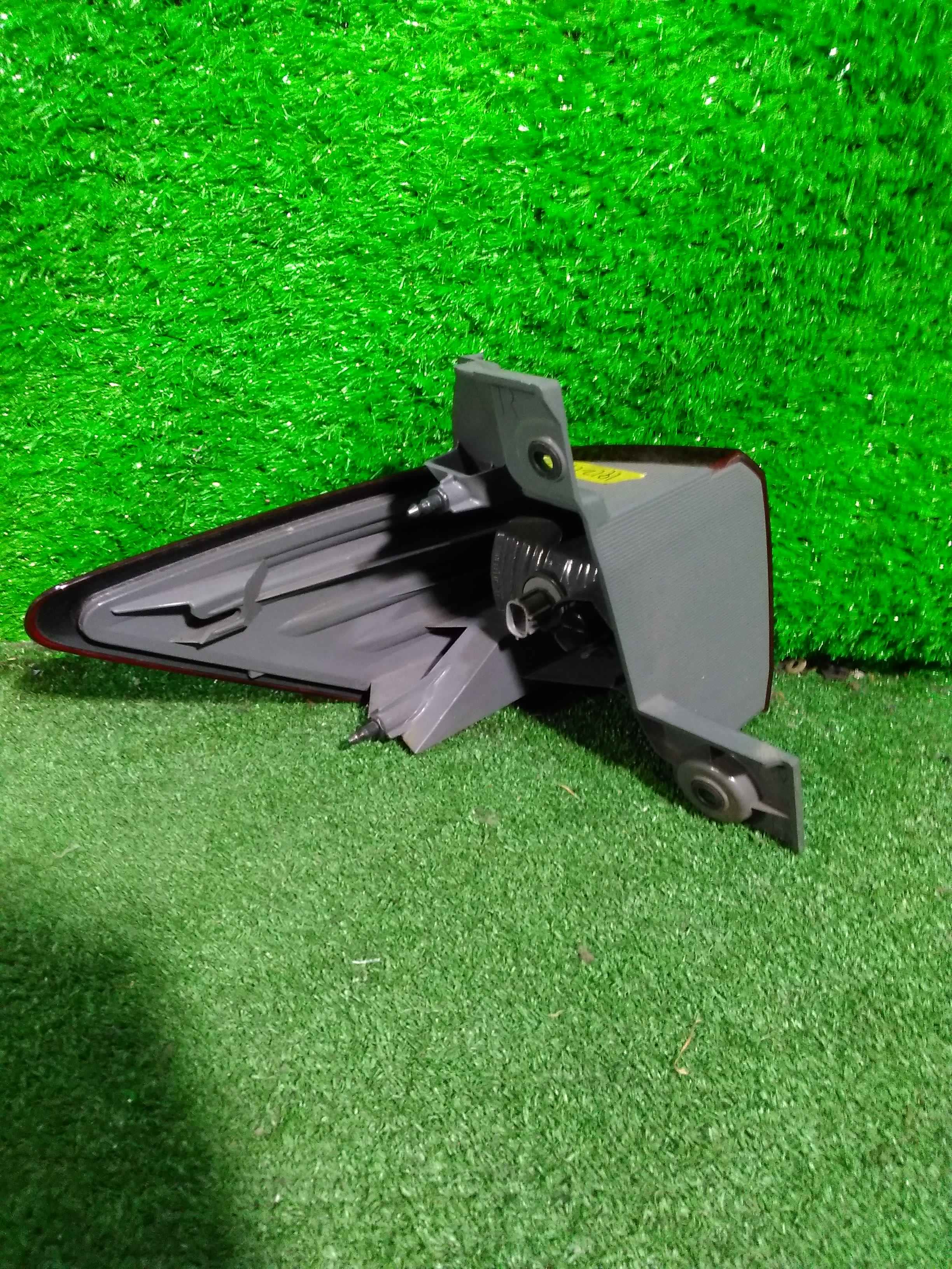 Стоп-сигнал правый задний NISSAN ELGRAND E52 2 ракурс