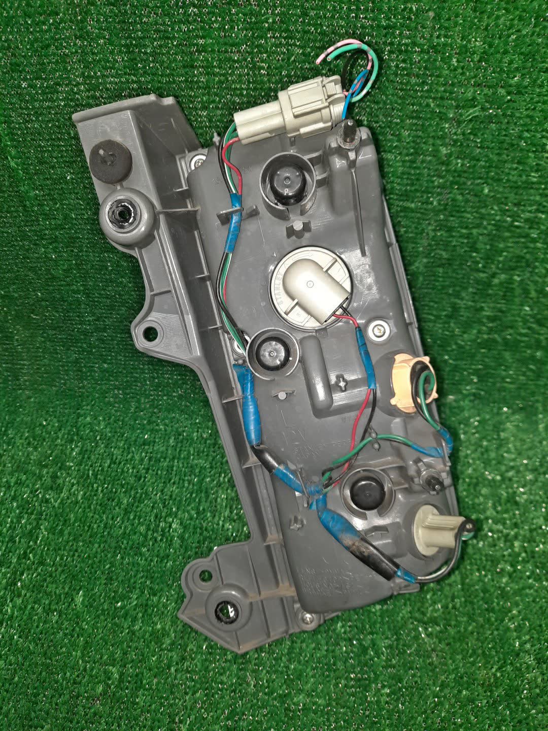 Стоп-сигнал левый задний NISSAN ELGRAND E52 2 ракурс