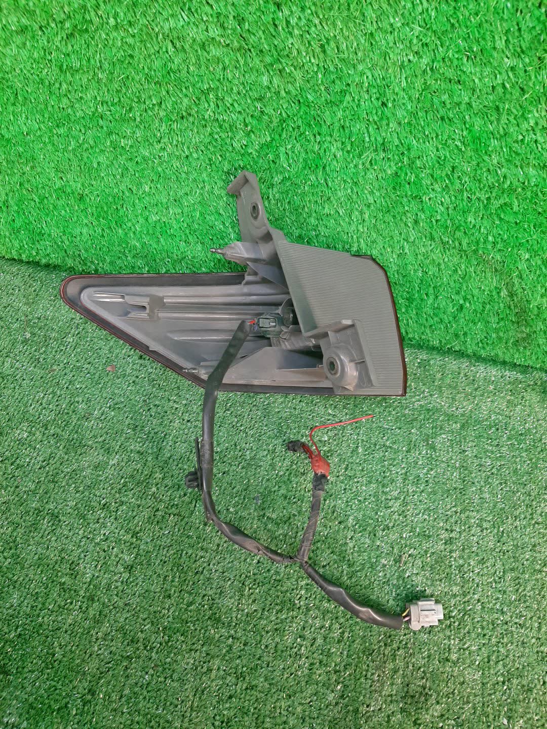 Стоп-сигнал правый задний NISSAN ELGRAND E52 2 ракурс