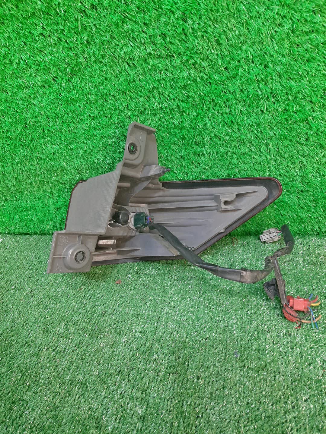 Стоп-сигнал левый задний NISSAN ELGRAND E52 2 ракурс