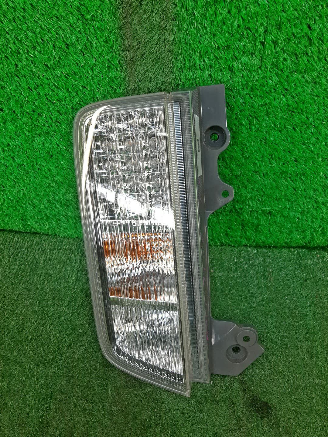 Стоп-сигнал левый задний NISSAN ELGRAND E52 1 ракурс