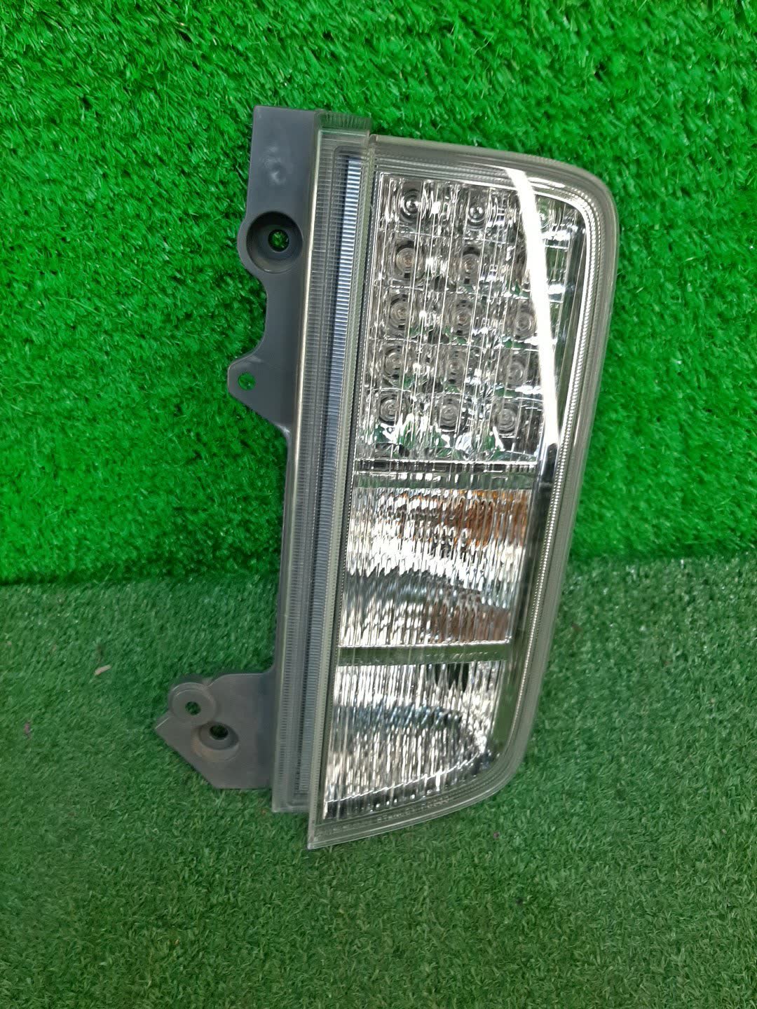 Стоп-сигнал правый задний NISSAN ELGRAND E52 1 ракурс