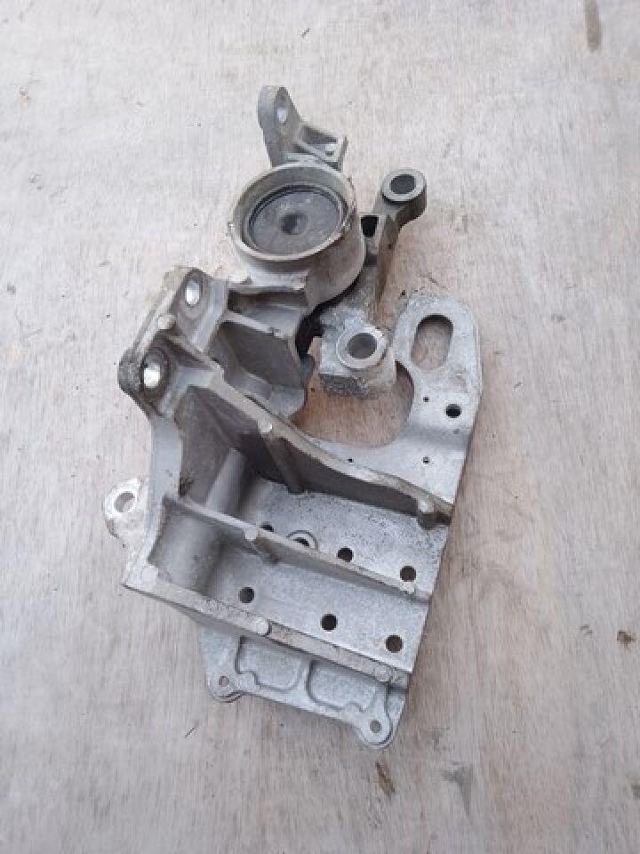 Подушка двигателя левая передняя NISSAN DUALIS KNJ10 MR20DE - 1 ракурс