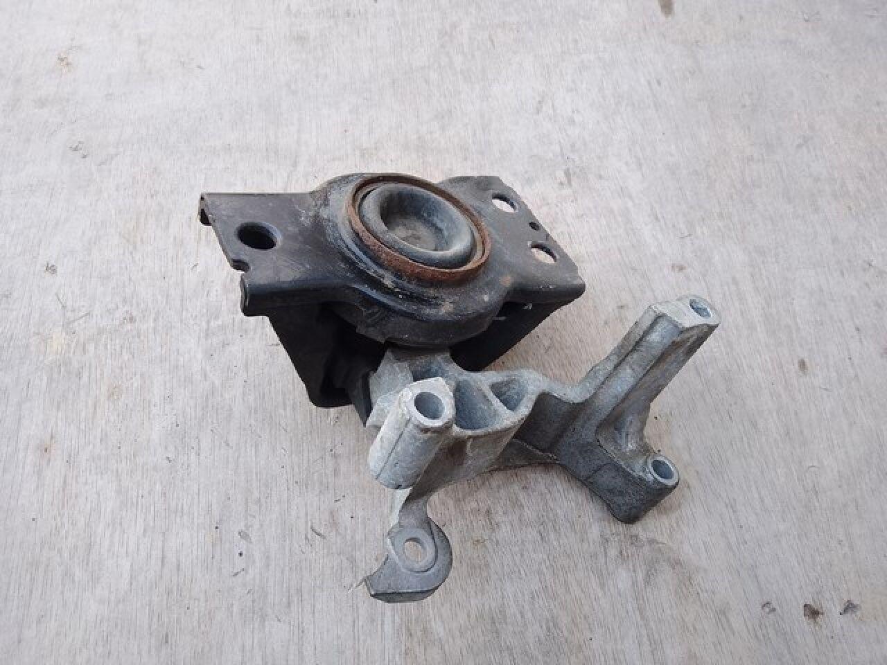 Подушка двигателя правая передняя NISSAN DUALIS KNJ10 MR20DE - 1 ракурс