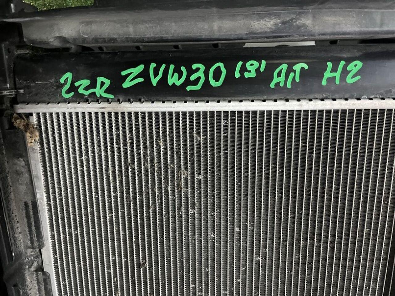 Радиатор основной для TOYOTA PRIUS ZVW30 2ZR-FXE 2 ракурс Радиатор основной для TOYOTA PRIUS ZVW30 2ZR-FXE 2 ракурс