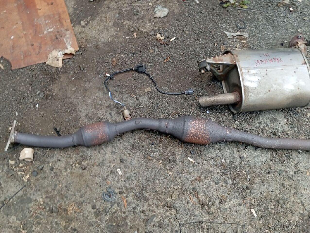 Глушитель TOYOTA PREMIO ZRT265 2ZR-FE 1742037030 1743037270 1741037180 2 ракурс