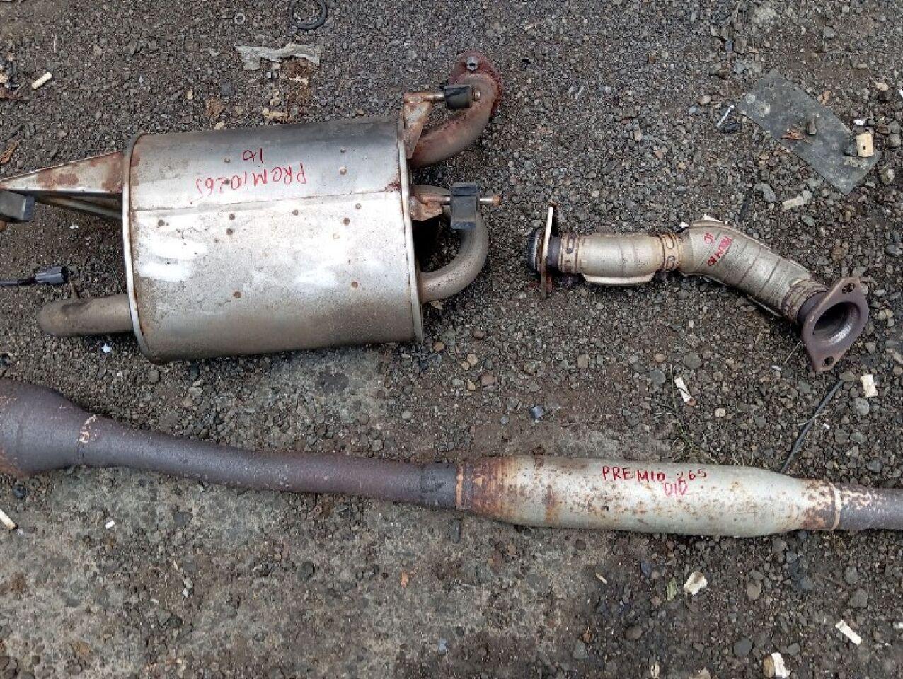 Глушитель TOYOTA PREMIO ZRT265 2ZR-FE 1742037030 1743037270 1741037180 3 ракурс