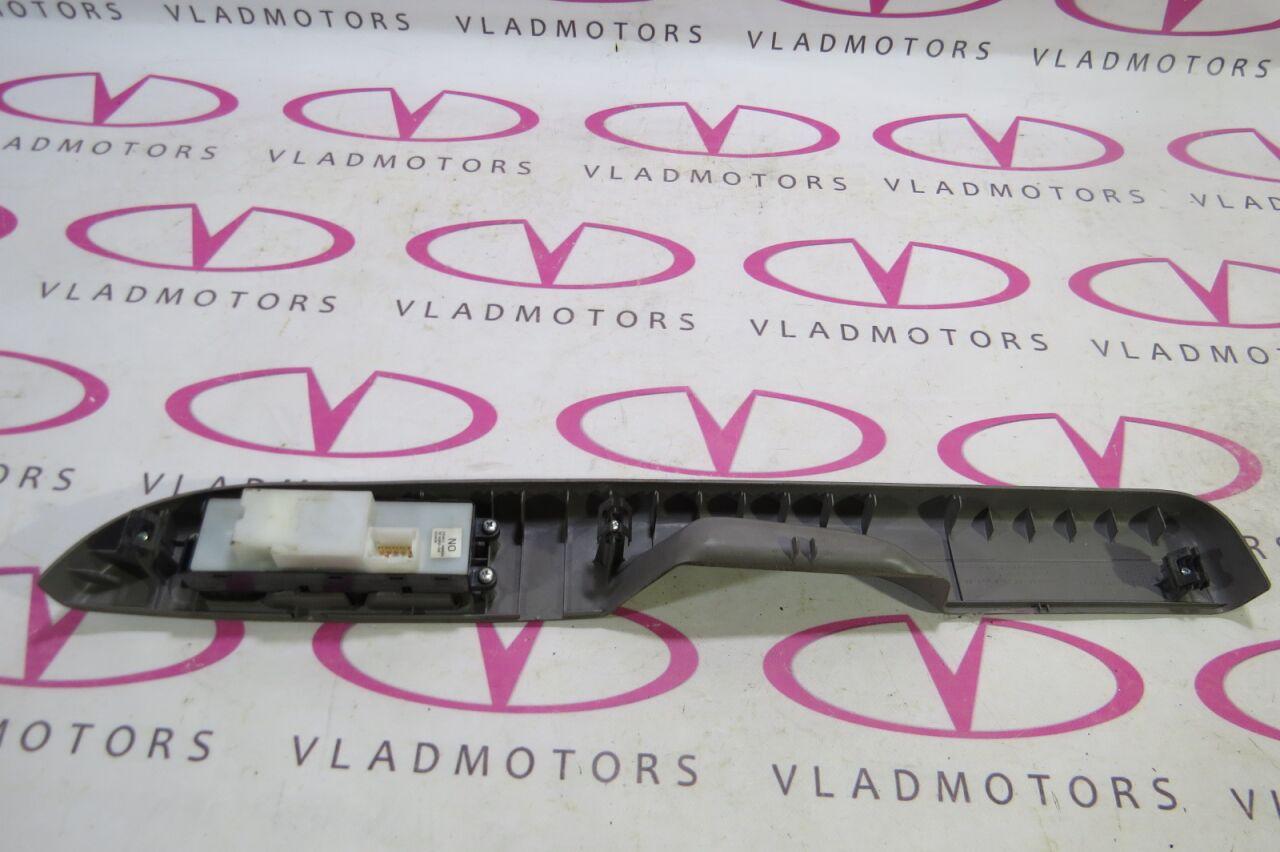 Блок упр. стеклоподьемниками правый передний MITSUBISHI GRANDIS NA4W 2 ракурс