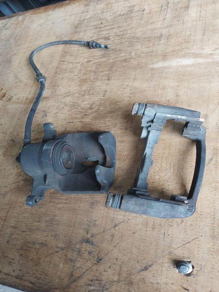 Суппорт правый передний NISSAN DUALIS KNJ10 MR20DE 3 ракурс