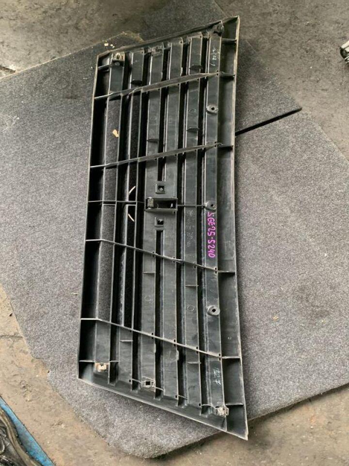 Решетка радиатора NISSAN CARAVAN SGE25 QR25DE 2WD 2 ракурс