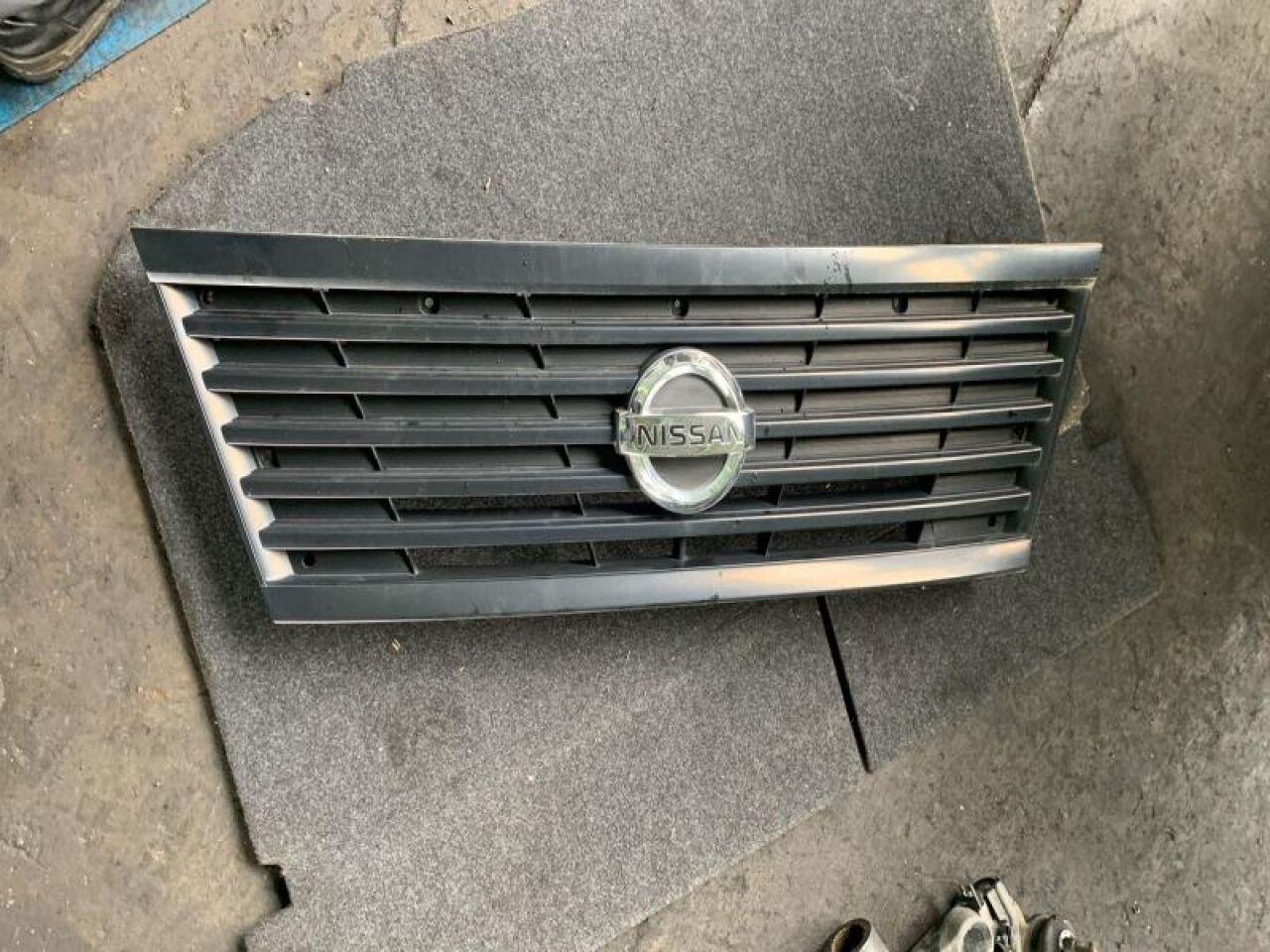 Решетка радиатора NISSAN CARAVAN SGE25 QR25DE 2WD 3 ракурс