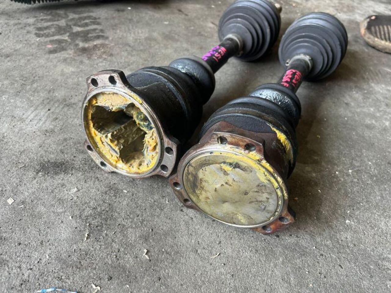 Привод правый передний NISSAN ELGRAND NE51 VQ35DE 4WD 3 ракурс