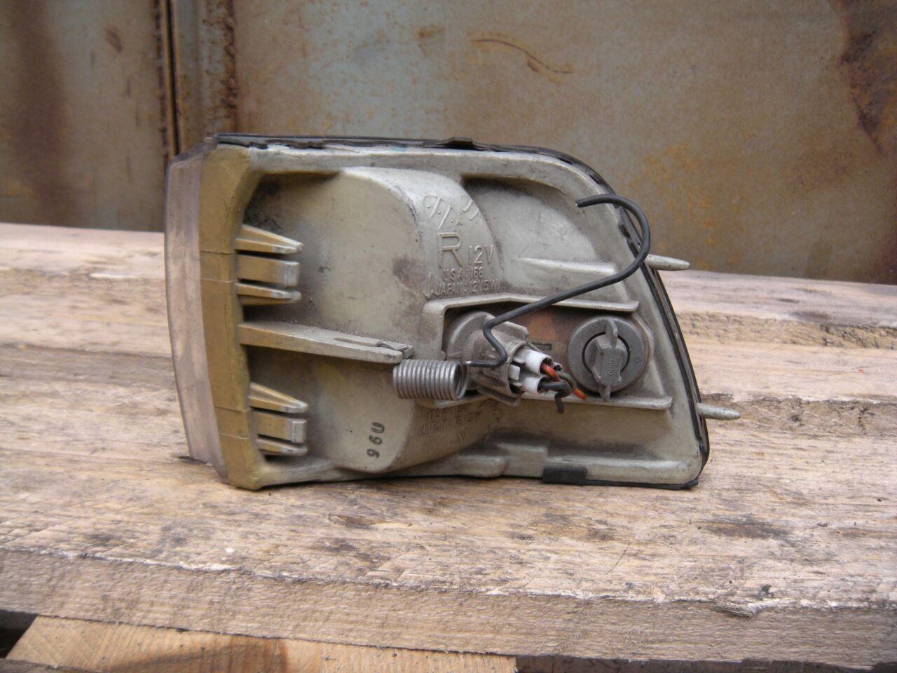 Габарит правый передний MITSUBISHI GALANT E31A, E32A, E33A, E35A, E37A, E39A, E34A 21637555 2 ракурс