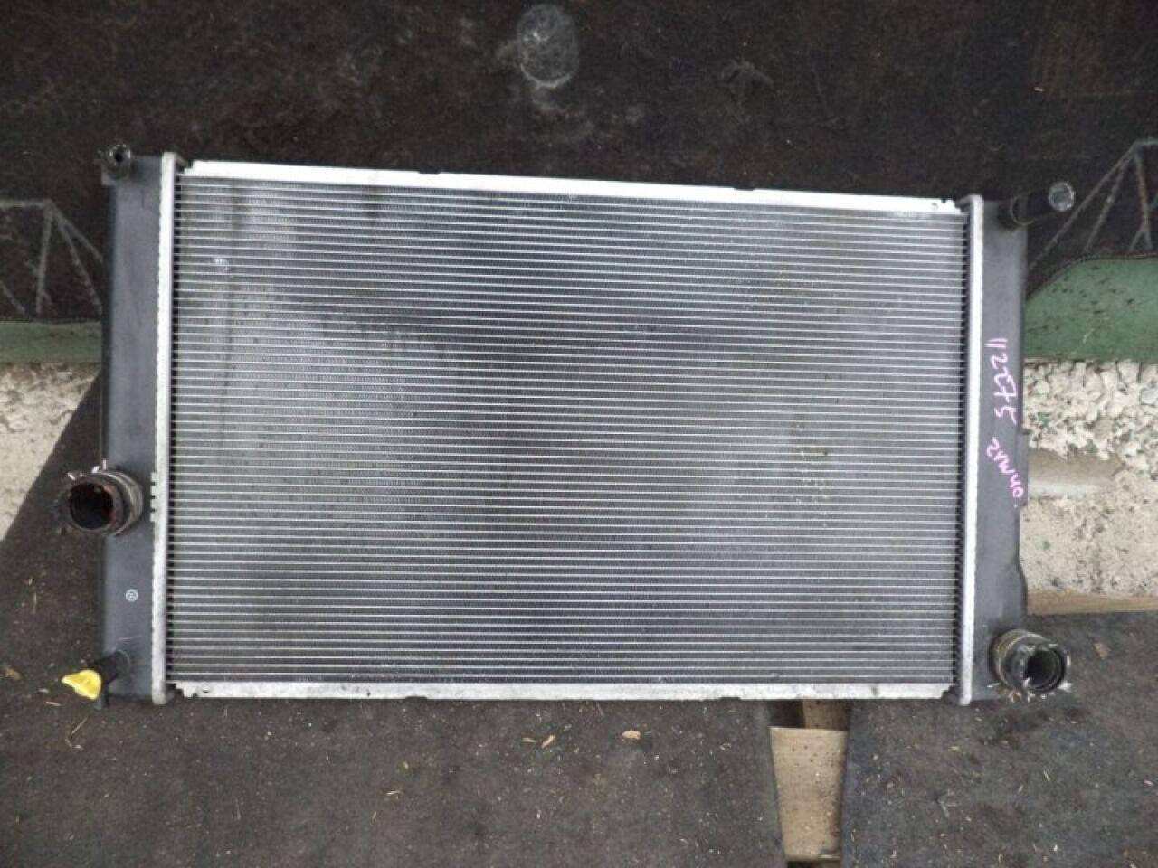 Радиатор основной TOYOTA PRIUS ALPHA ZVW41 2ZRFXE 1 ракурс Радиатор основной TOYOTA PRIUS ALPHA ZVW41 2ZRFXE 1 ракурс