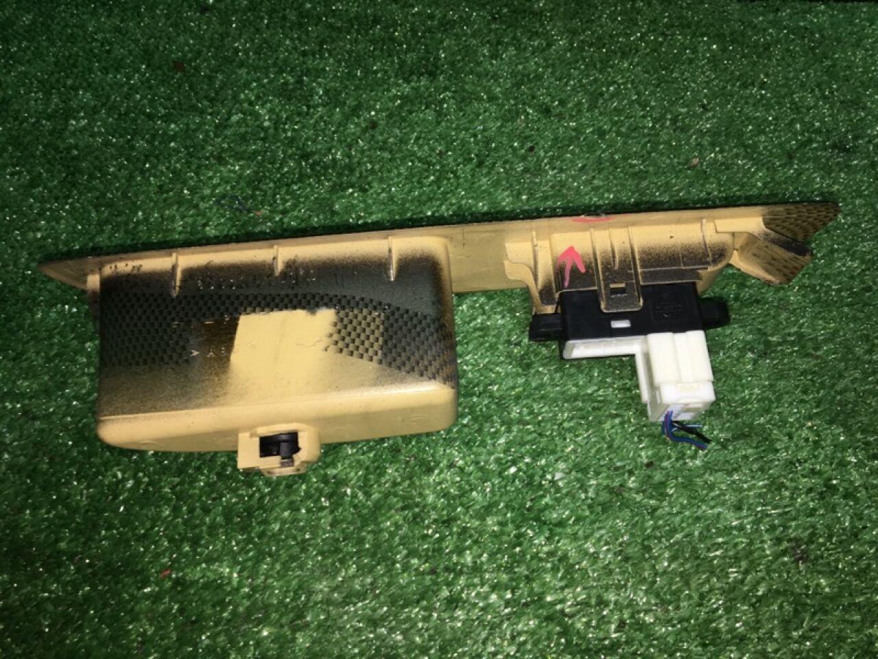 Блок упр. стеклоподьемниками левый передний NISSAN ELGRAND E51 VQ35DE 3 ракурс Блок упр. стеклоподьемниками левый передний NISSAN ELGRAND E51 VQ35DE 3 ракурс