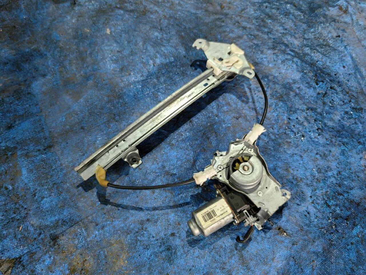 Стеклоподъемник левый задний NISSAN DUALIS NJ10 402053 2 ракурс