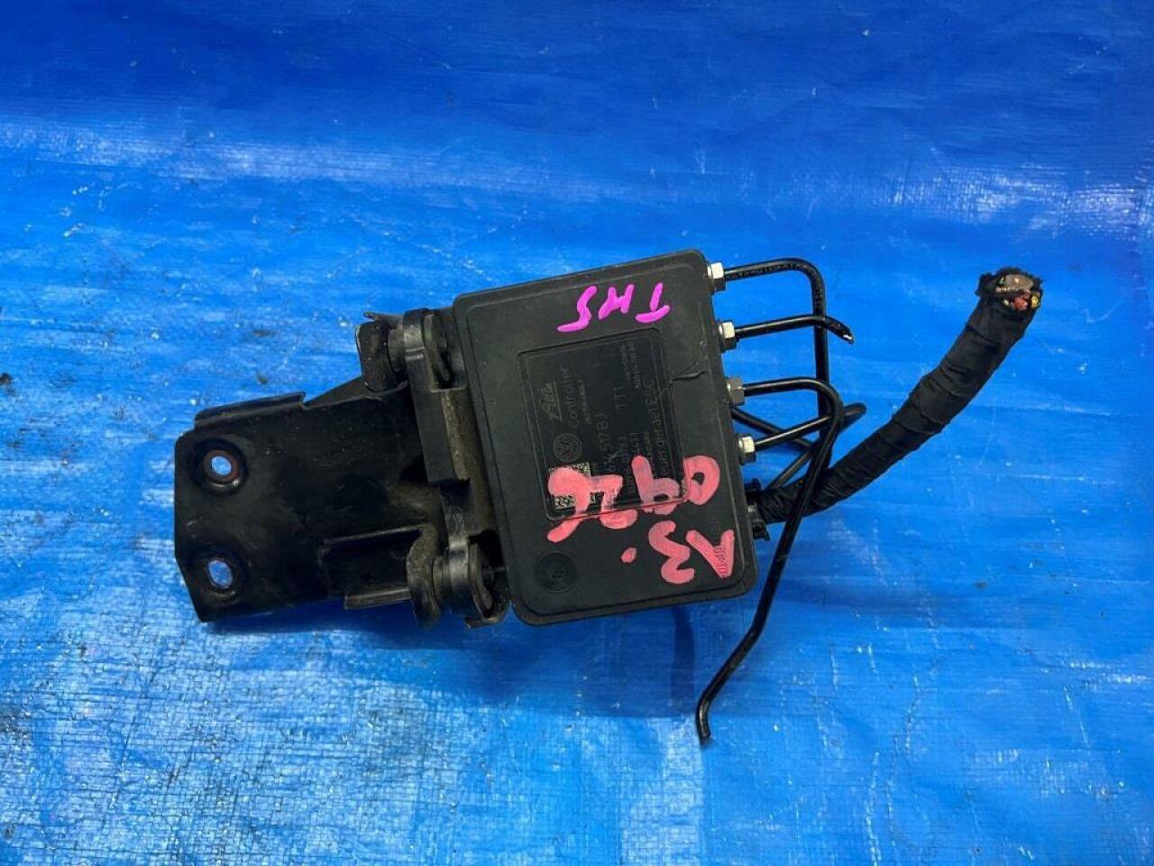 Блок abs AUDI A3 8V CXS 5Q0614517 2 ракурс Блок abs AUDI A3 8V CXS 5Q0614517 2 ракурс