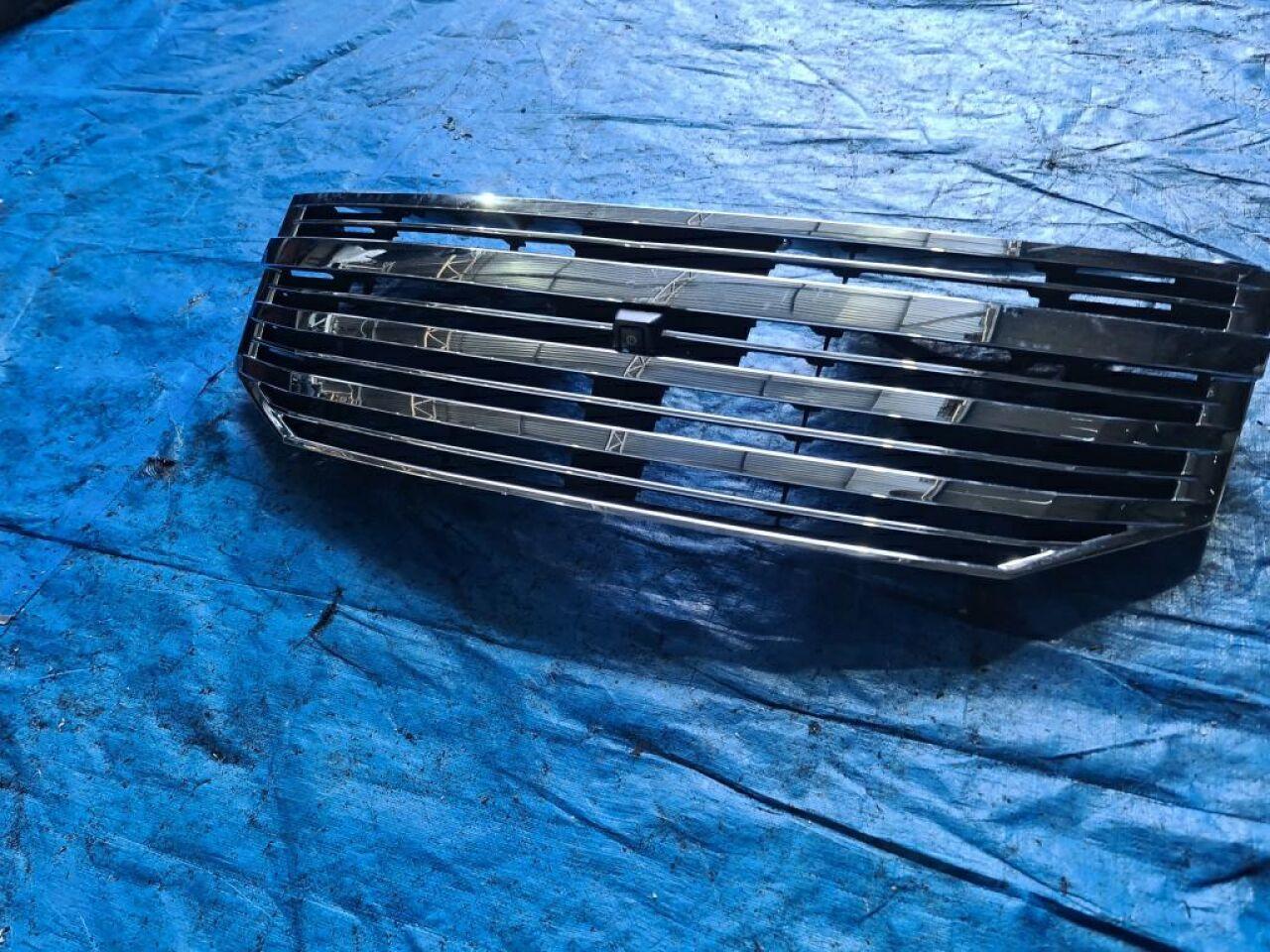Решетка радиатора NISSAN ELGRAND PE52 RIDER   623101A52A 2 ракурс
