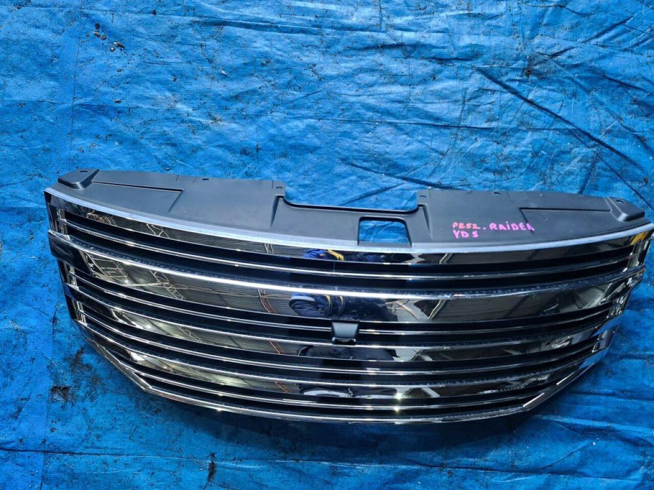 Решетка радиатора NISSAN ELGRAND PE52 RIDER   623101A52A 3 ракурс