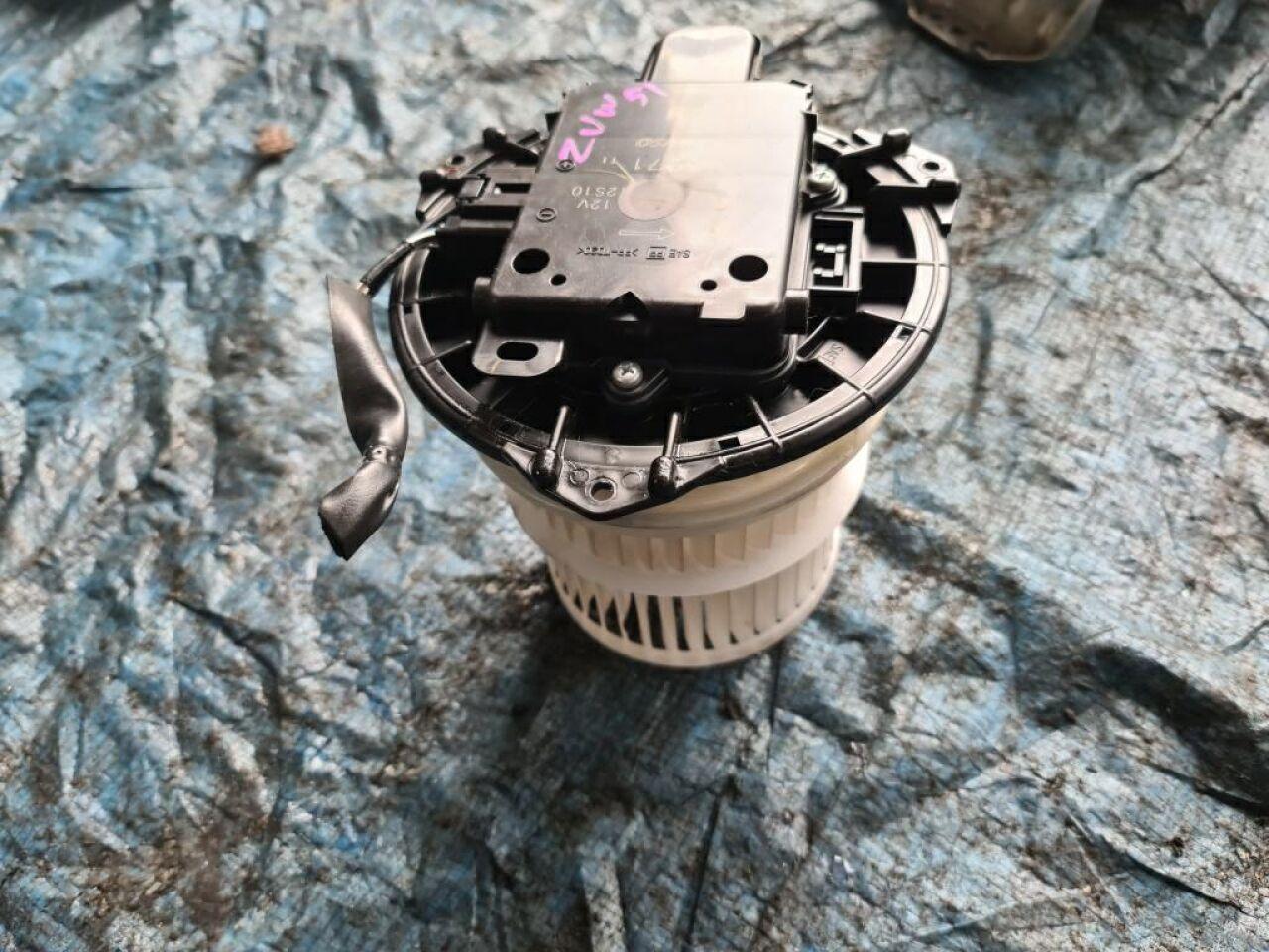 Мотор печки TOYOTA PRIUS ZVW51 5271 1 ракурс
