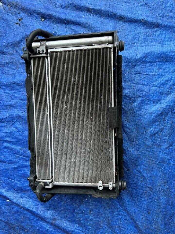 Радиатор основной  TOYOTA PRIUS ZVW30 2ZR FXE ,SET 1 ракурс