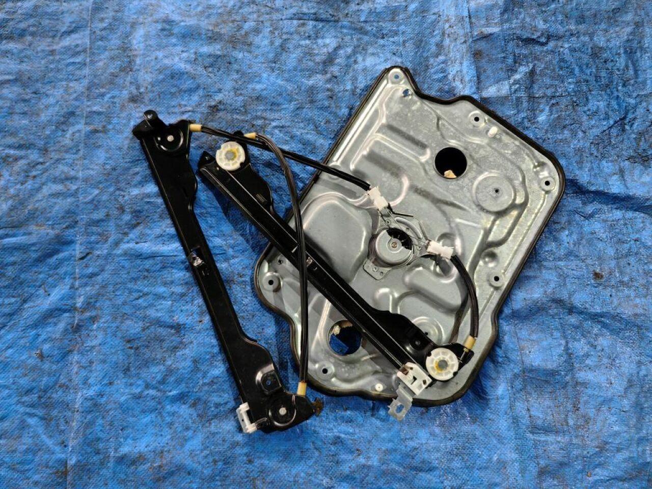 Стеклоподъемник левый передний NISSAN DUALIS NJ10 80771JD00A 3 ракурс Стеклоподъемник левый передний NISSAN DUALIS NJ10 80771JD00A 3 ракурс