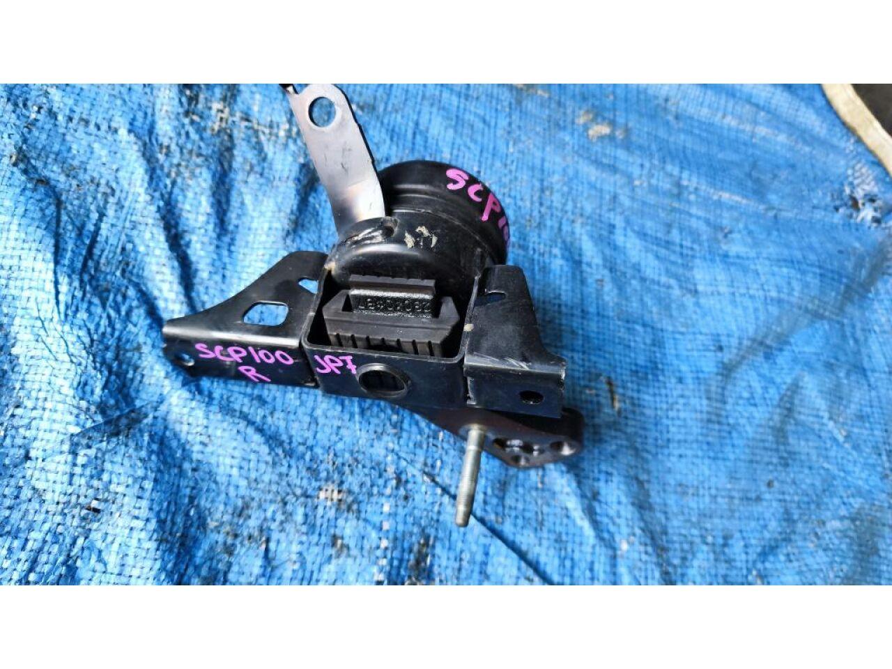 Подушка двигателя правая TOYOTA RACTIS SCP100 2SZ 1 ракурс