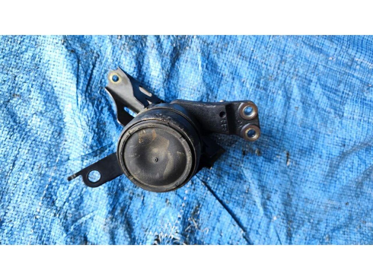 Подушка двигателя правая TOYOTA RACTIS SCP100 2SZ 2 ракурс