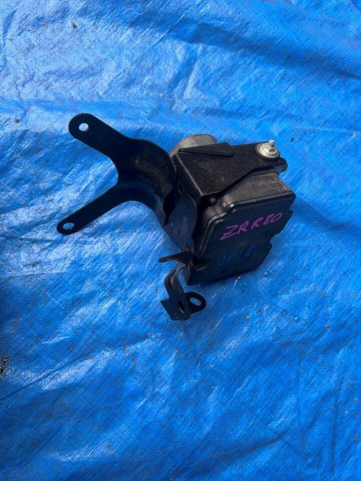 Блок abs TOYOTA VOXY ZRR80 3ZR-FAE 44540-28190 4 ракурс