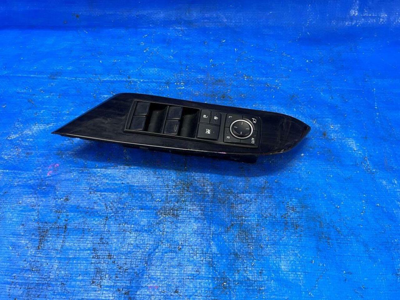 Блок упр. стеклоподьемниками правый передний LEXUS RX270 AGL10 1 ракурс