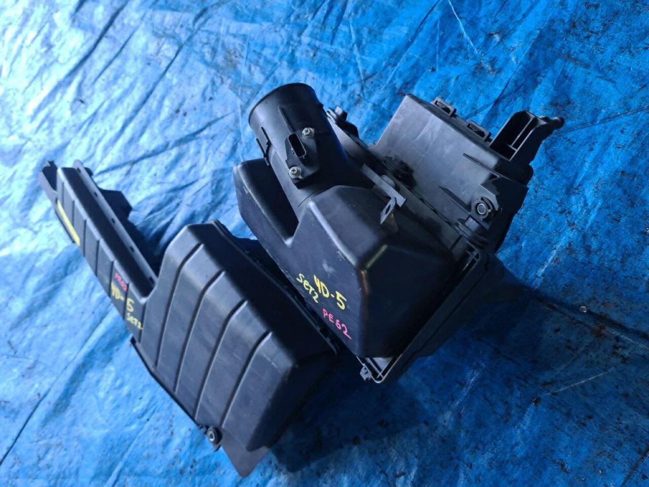 Корпус воздушного фильтра NISSAN ELGRAND PE52 VQ35DE SET 2   226807S000 3 ракурс