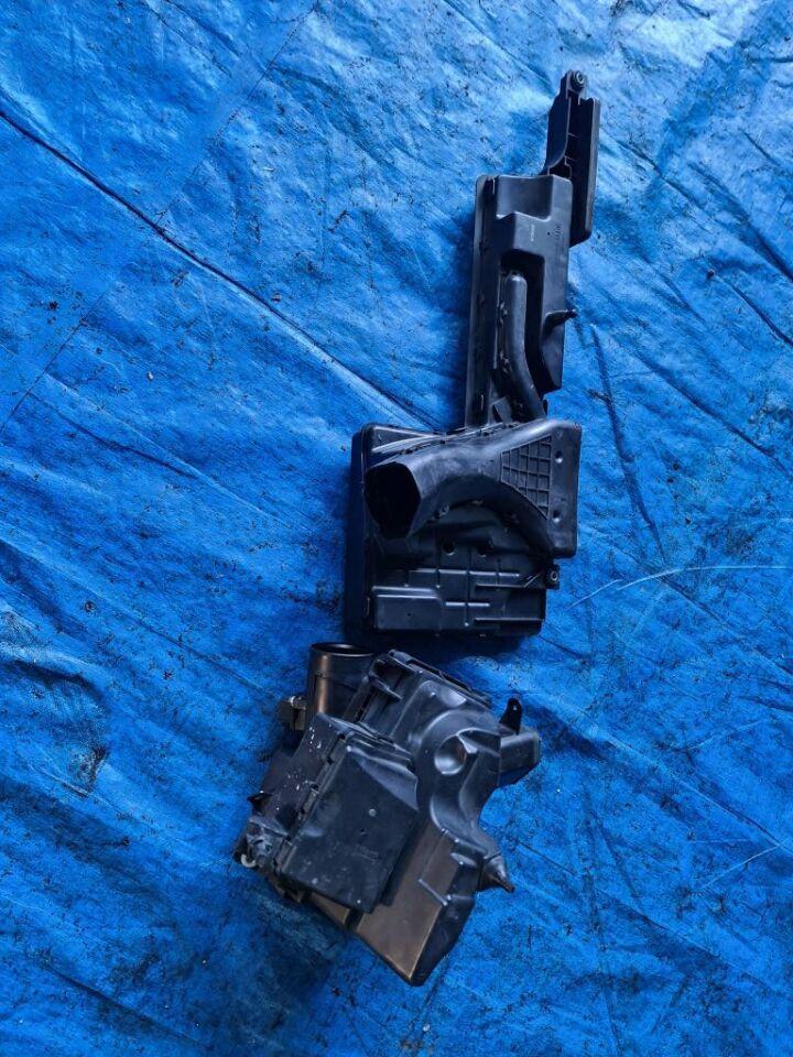 Корпус воздушного фильтра NISSAN ELGRAND PE52 VQ35DE SET 2   226807S000 4 ракурс