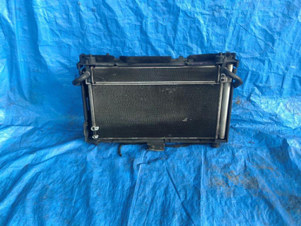 Радиатор основной  TOYOTA PRIUS ZVW30 2ZR FXE ,SET   422134-1041 1 ракурс