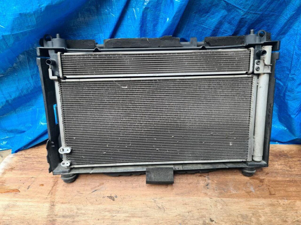 Радиатор основной  TOYOTA PRIUS ZVW30 2ZR ,SET 1 ракурс