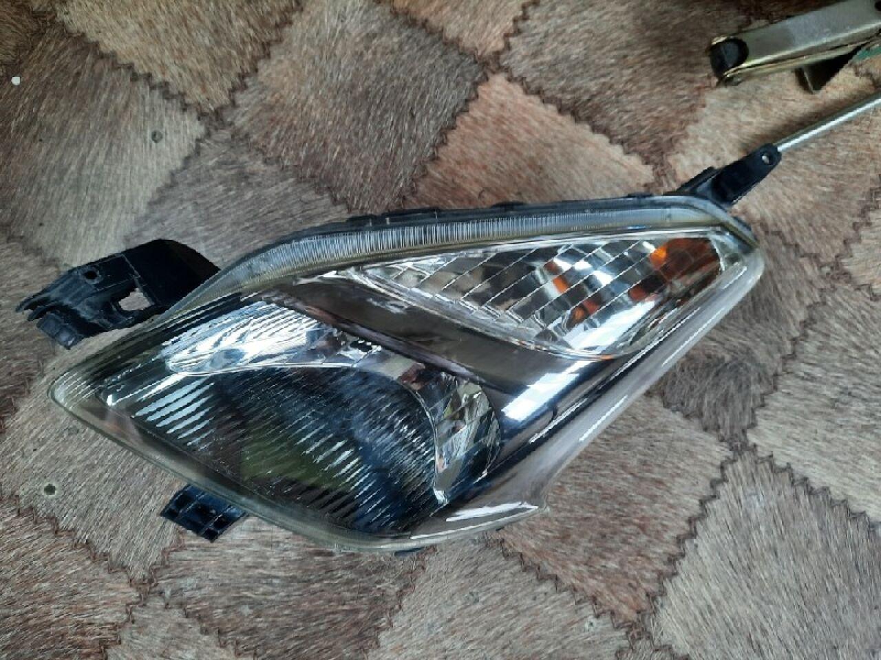 Фара левая передняя  TOYOTA RACTIS NCP100 ,52168 ,- 1 ракурс