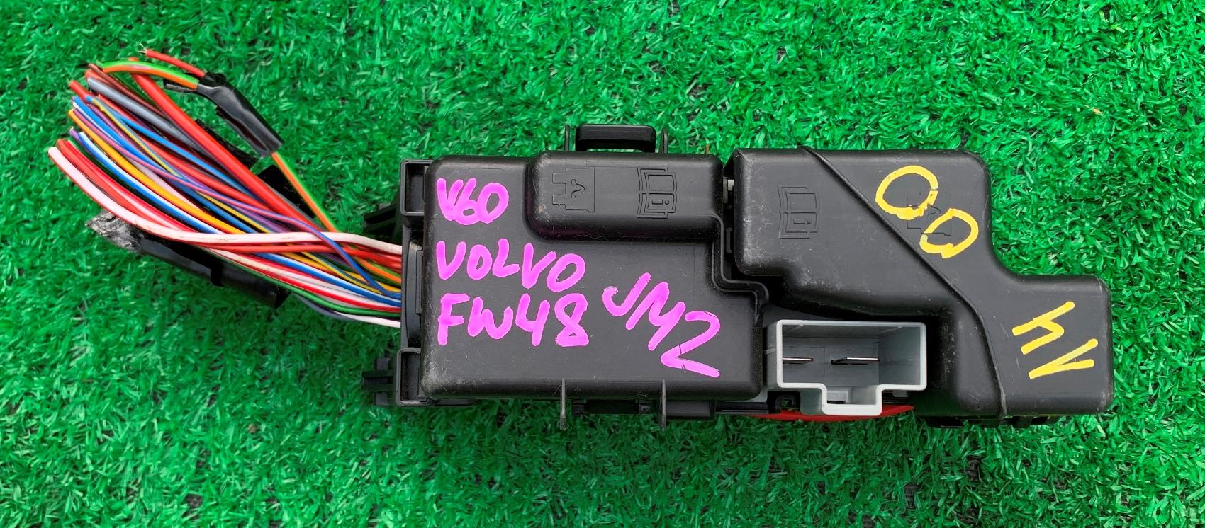 Блок предохранителей  VOLVO V60 FW48 B4164T 1 ракурс