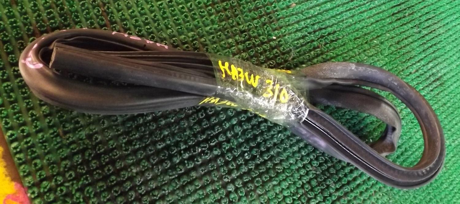 Уплотнительная резинка дверей правая передняя MITSUBISHI I-MIEV HA3W 5725A130 1 ракурс