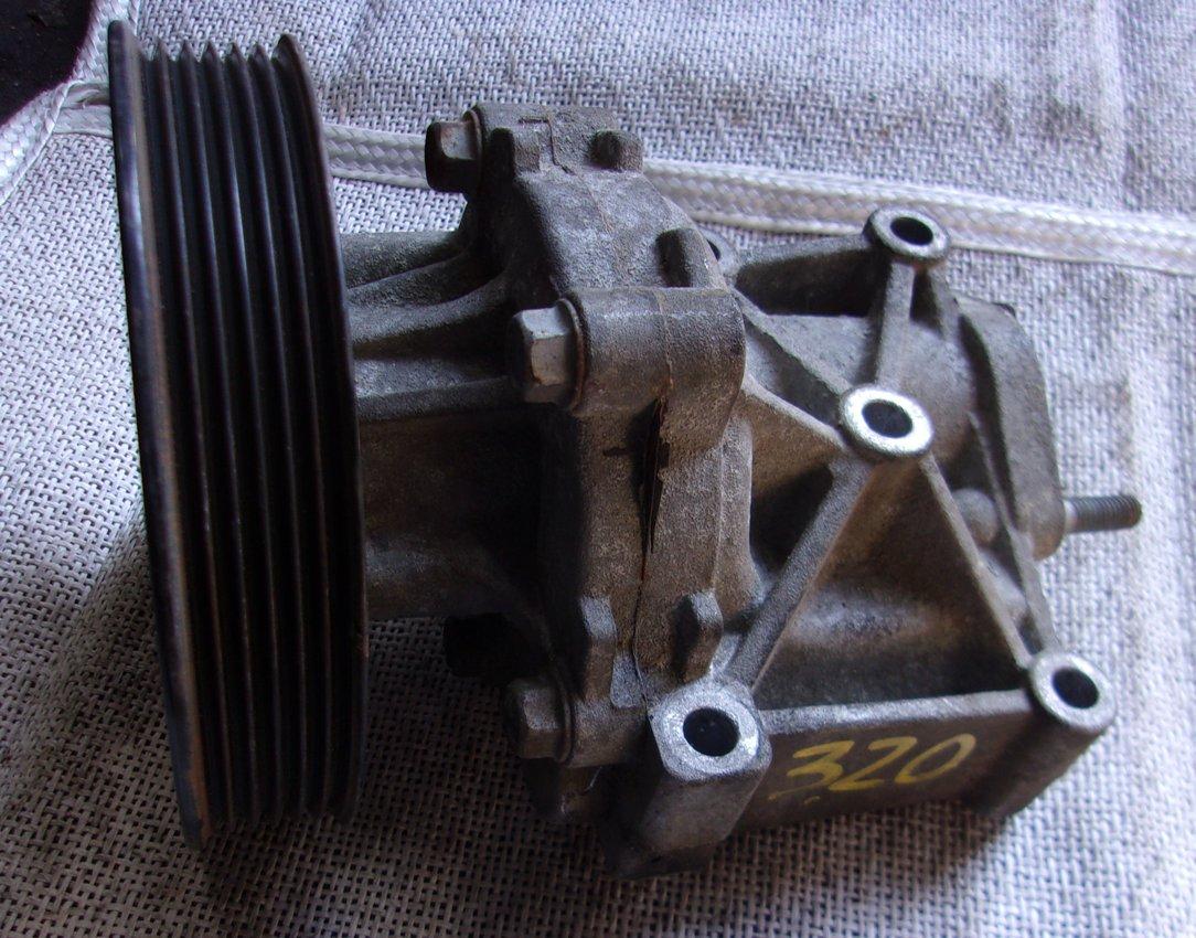 Помпа MITSUBISHI GALANT FORTIS CY6A 4J10 1300A083 1 ракурс