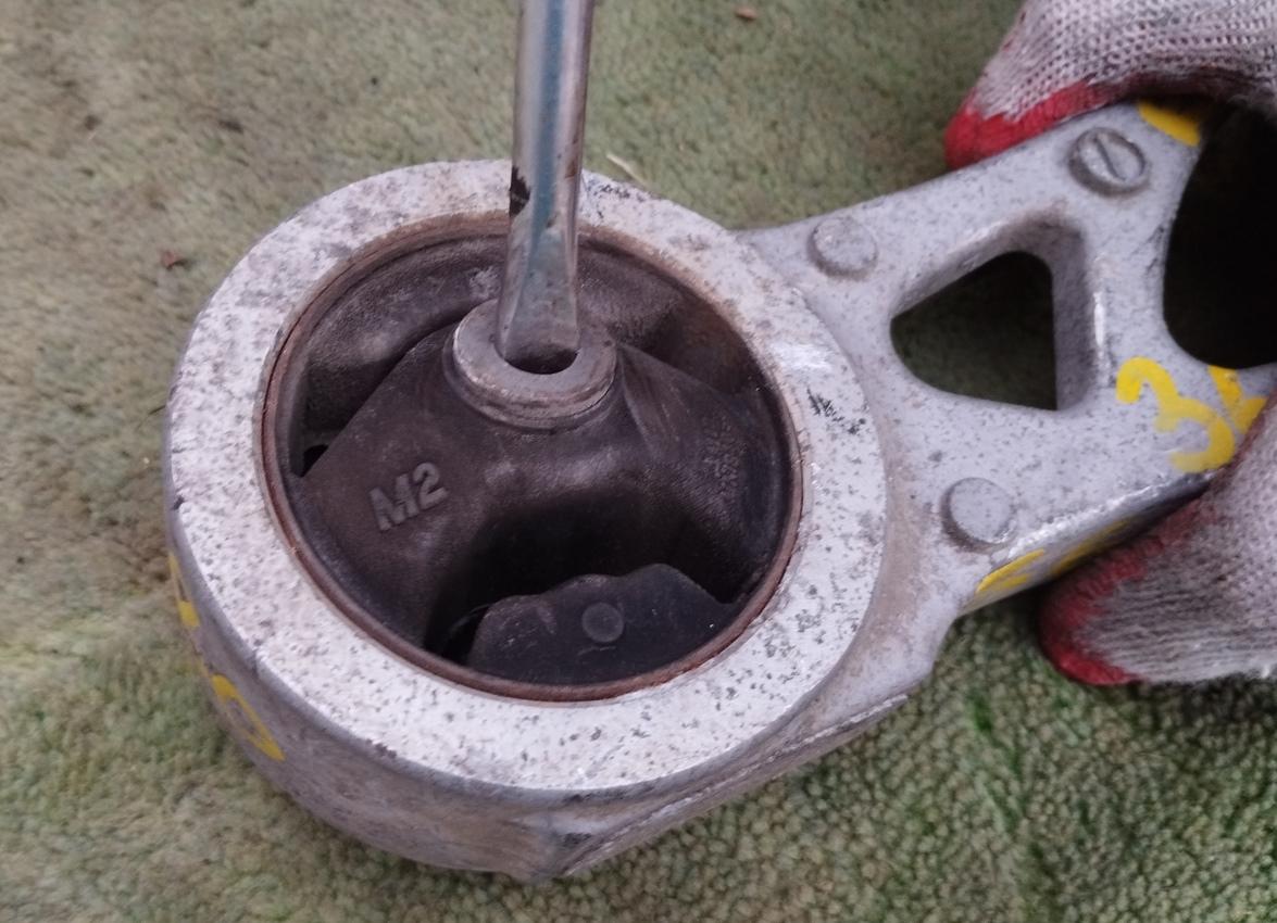 Подушка двигателя задняя MITSUBISHI I-MIEV HA3W Y4F1 1093A051 3 ракурс