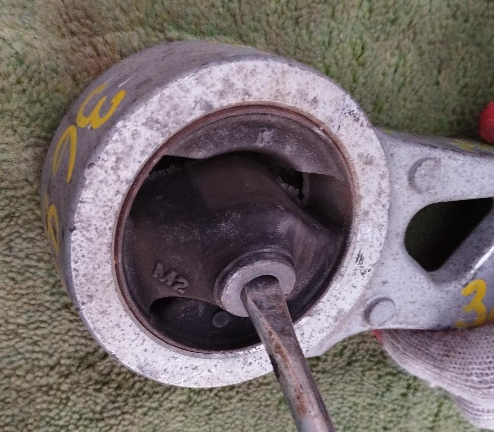 Подушка двигателя задняя MITSUBISHI I-MIEV HA3W Y4F1 1093A051 4 ракурс