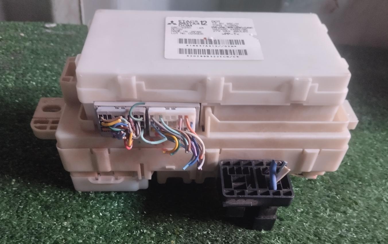 Блок предохранителей MITSUBISHI I-MIEV HA3W Y4F1 8637A412 1 ракурс