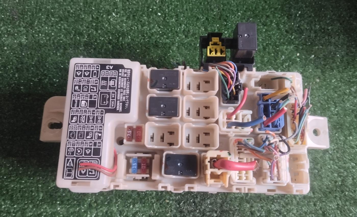 Блок предохранителей MITSUBISHI I-MIEV HA3W Y4F1 8637A412 3 ракурс